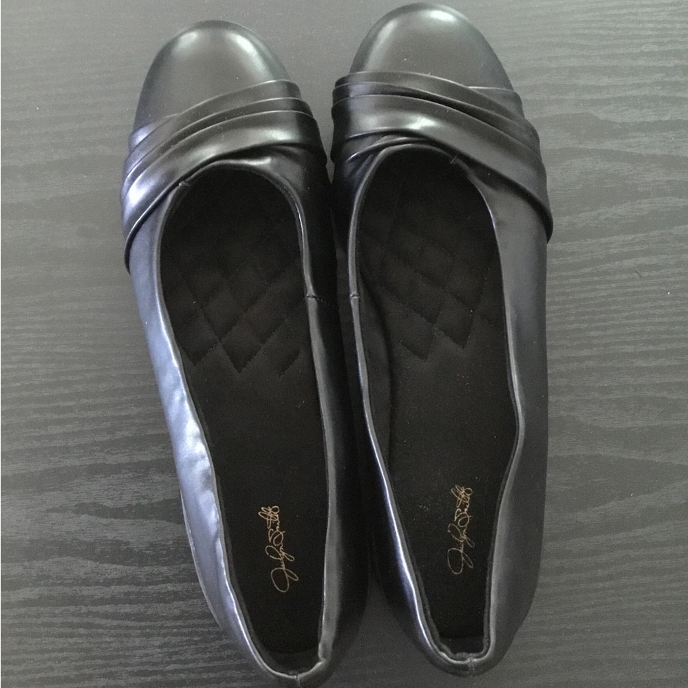 Jaclyn Smith Black Slip-On Twist Ballet Flats